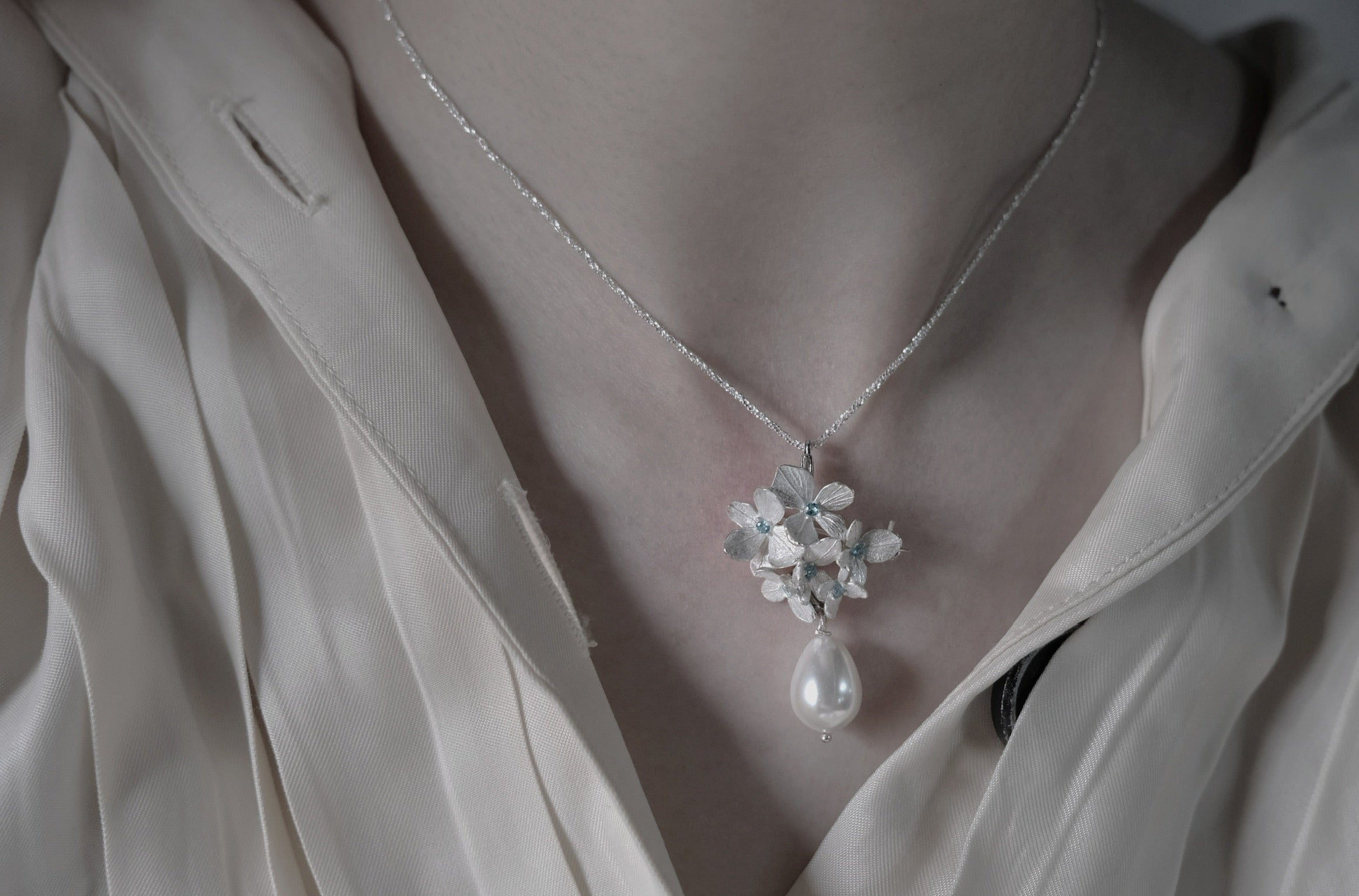 FireFlies Silver Flower Pearl Necklace