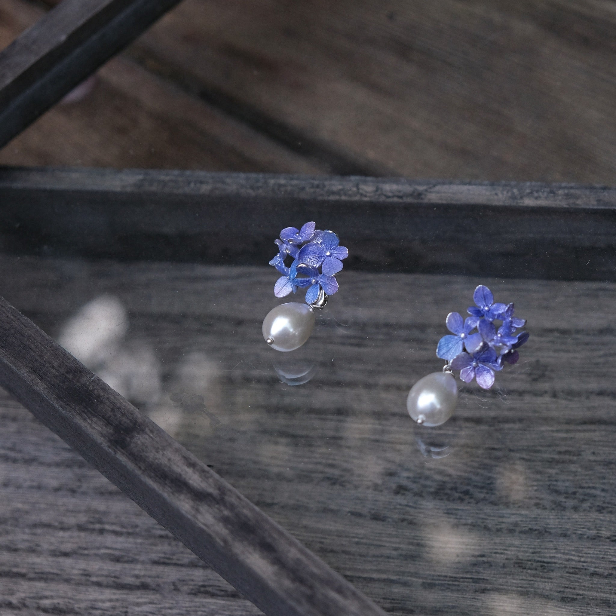 FireFlies flower blue purple pearl earrings details